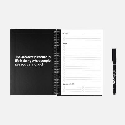 caderno preto com texto motivacional e marcador