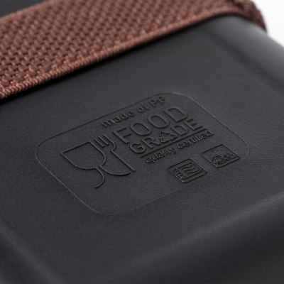 Recipiente preto de plástico com relevo em tampa castanha