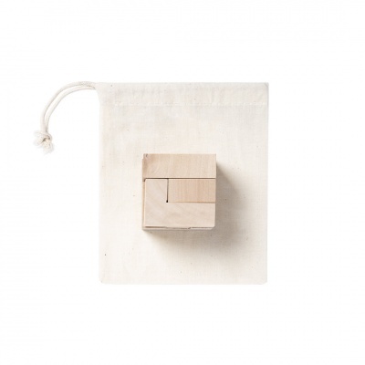Quebra-cabeças de madeira natural sobre saco de pano bege com cordão