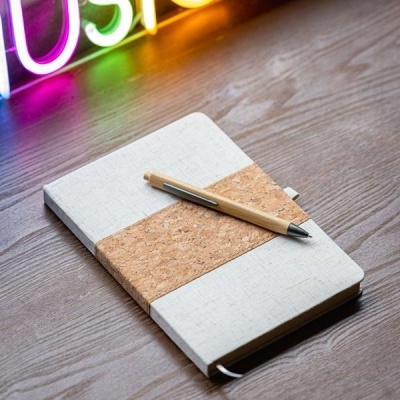 Caderno A5 com capa em cortiça e linho