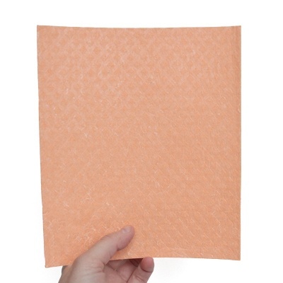 Pano de limpeza laranja com textura em relevo em padrão de losangos