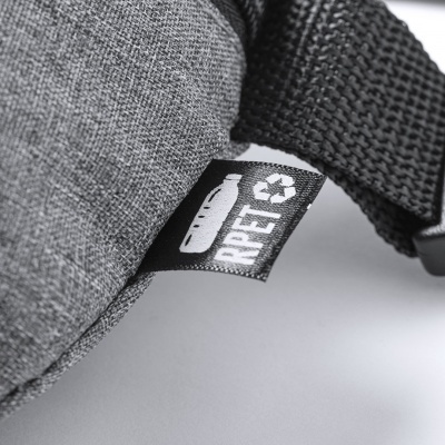 Etiqueta PET reciclado numa peça de tecido cinzento com alça preta