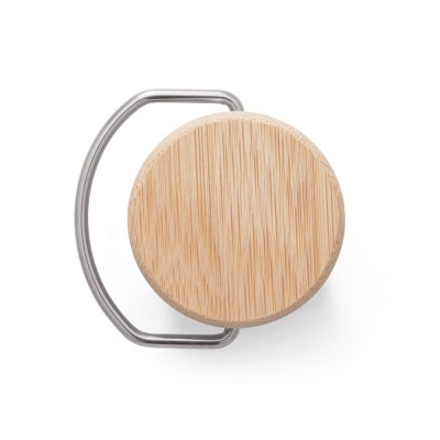 Fecho redondo de madeira clara com estrutura metálica prateada