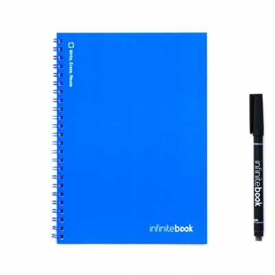 Caderno azul com argolas e marcador preto, ambos com texto 'infinitebook'