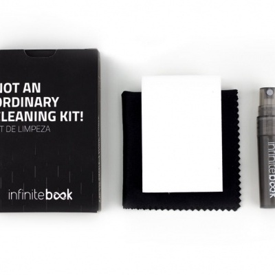 Kit de limpeza com embalagem preta, pano, cartão branco e frasco spray cinza