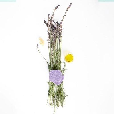 Ramo de lavanda seca com pedras roxas e recipiente amarelo