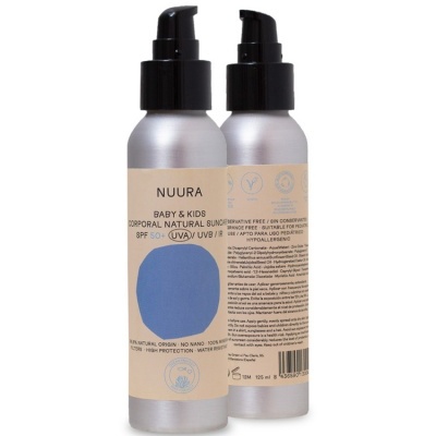 Frascos prateados com rótulo bege NUURA de protetor solar para bebés e crianças