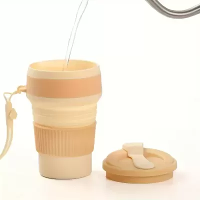 Copo dobrável de silicone bege com tampa removível e cordão de transporte