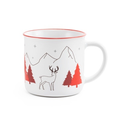 Caneca branca com desenhos de rena, árvores e montanhas
