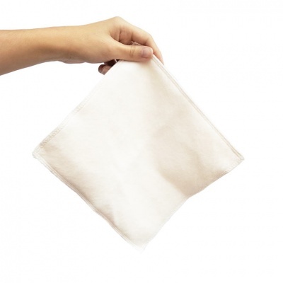 Pano branco quadrado segurado por uma mão