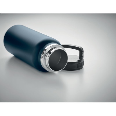 Garrafa térmica azul escura com tampa preta removida sobre fundo cinzento.