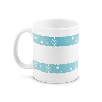 Caneca branca com faixas azuis e flocos de neve brancos