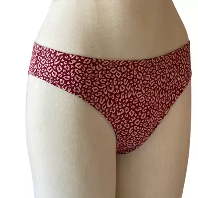 Cuecas femininas vermelhas com padrão animal print apresentadas em manequim