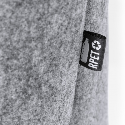 Tecido cinzento com etiqueta preta 'RPET' e símbolo de reciclagem.