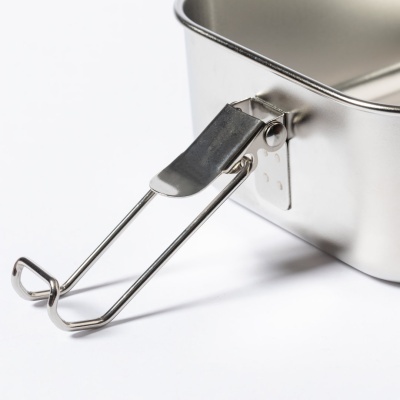 Caixa metálica retangular prateada com pega dobrável