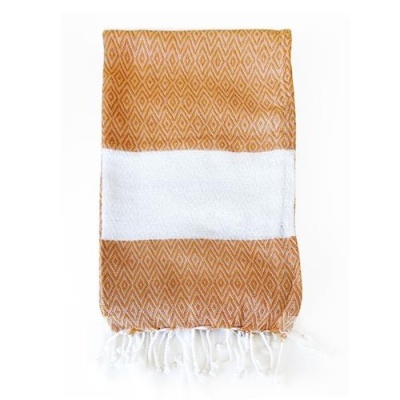 Toalha dobrada castanha e branca com padrão geométrico e franjas
