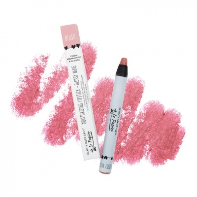 Blush em lápis cor rosa com embalagem branca e rosa sobre fundo branco, manchas do blush espalhadas.