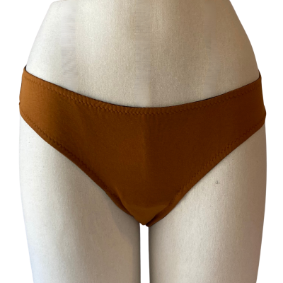 Cueca castanha lisa num manequim branco