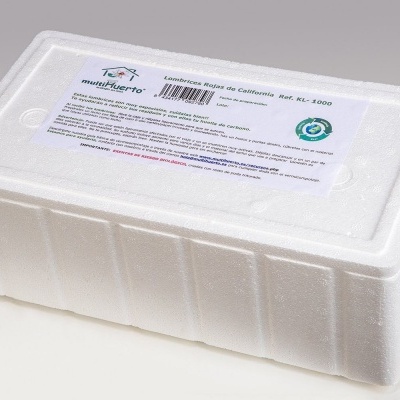 Caixa térmica branca de esferovite com etiqueta colada no topo