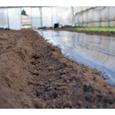 Solo preparado para plantação em estufa com cobertura plástica