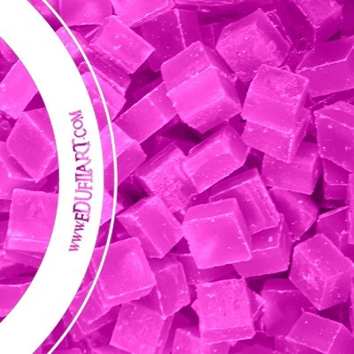 Cubos cor-de-rosa pequenos com etiqueta branca visível