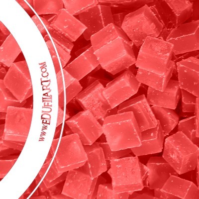 Cubos de goma vermelha com embalagem parcial visível