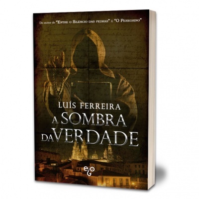Livro 'A Sombra da Verdade' de Luís Ferreira com capa de figura encapuzada e edifícios ao fundo