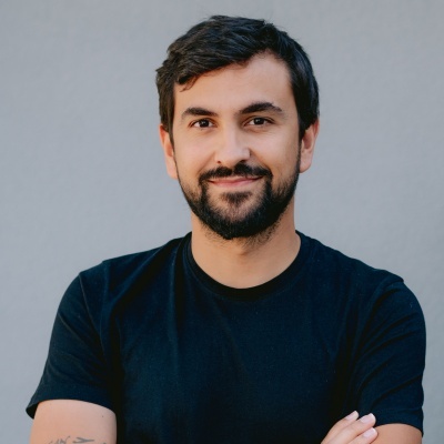 Homem com camiseta preta de algodão frente a fundo cinza