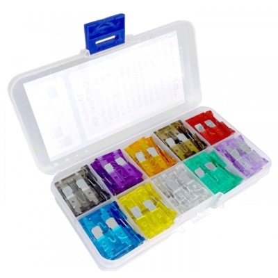 Estojo com dez peças cortantes coloridas para costura