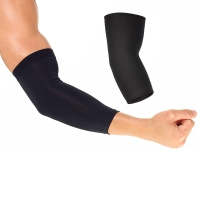 Manguito elástico preto para braço sobre fundo branco