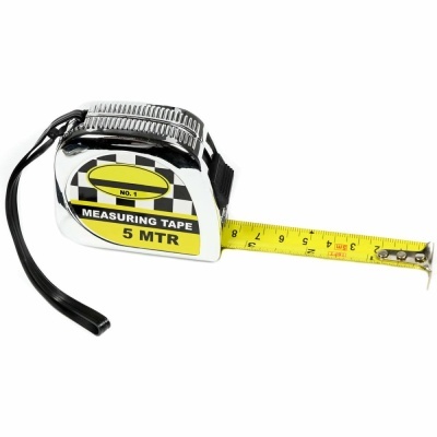 Trena metálica prata com fita métrica amarela estendida