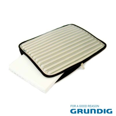 Bolsa acolchoada cinza clara com bordas pretas e texto GRUNDIG