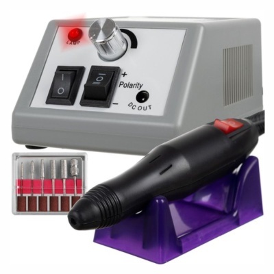 Dispositivo elétrico com controlador, peça preta e conjunto de pontas metálicas