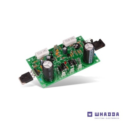 Placa electrónica verde com componentes eletrónicos e conectores pretos em fundo branco