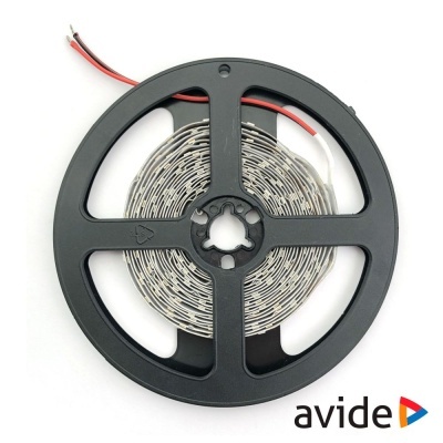 Rolo de fita LED branca sobre fundo branco com marca avide