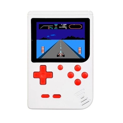 Console portátil retro branco com botões vermelhos e ecrã a cores a mostrar jogo de corrida