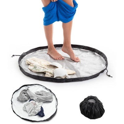 Tapete de lavagem portátil circular com rebordo preto e superfície branca sobre fundo branco