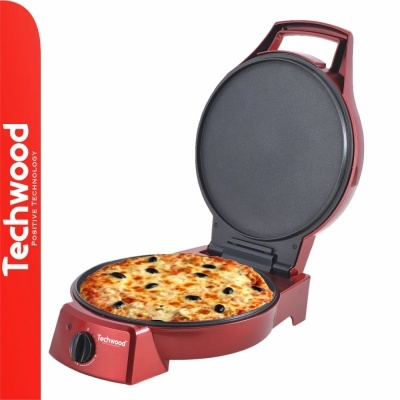 Máquina para pizza vermelha da marca Techwood com pizza dentro