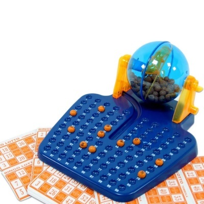 Máquina de bingo azul com globo transparente e cartões de bingo