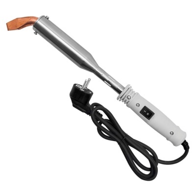 ferro de soldar com cabo branco, haste metálica e ponta em cobre