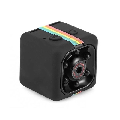 Câmara de vídeo em cubo preto com faixa colorida e botões no topo