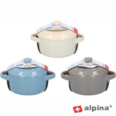 Três caçarolas de cerâmica bege, azul e cinzenta com tampas e etiquetas Alpina