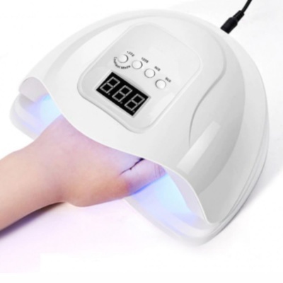 Dispositivo branco para cura de unhas com visor LED e mão sob luz azul