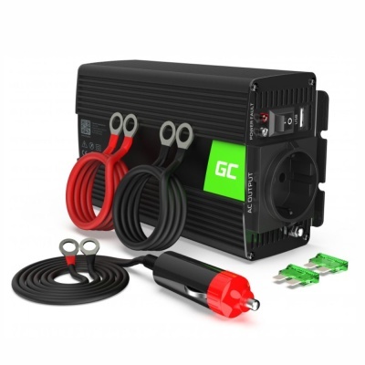 Inversor de corrente preto com cabos e adaptador de isqueiro