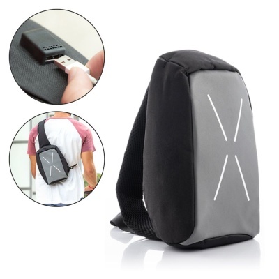 Mochila sling preta e cinza com padrão X branco e porta USB