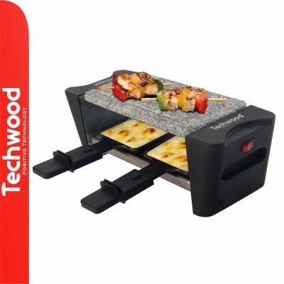 Máquina raclette Techwood preta com placa de pedra e bandejas amovíveis para raclette.