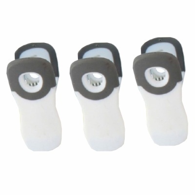 Três pegadores de roupa brancos com parte superior cinzenta