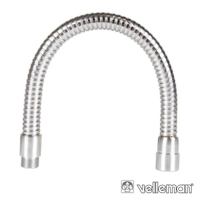 Mangueira flexível metálica prateada arqueada com conexões nas extremidades