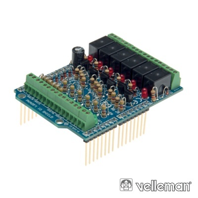 Placa eletrónica azul Velleman com relés pretos, resistores e LEDs vermelhos