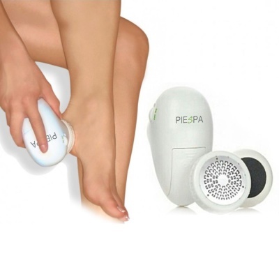 Dispositivo branco PIE SPA para cuidados dos pés com duas cabeças intercambiáveis em uso num pé